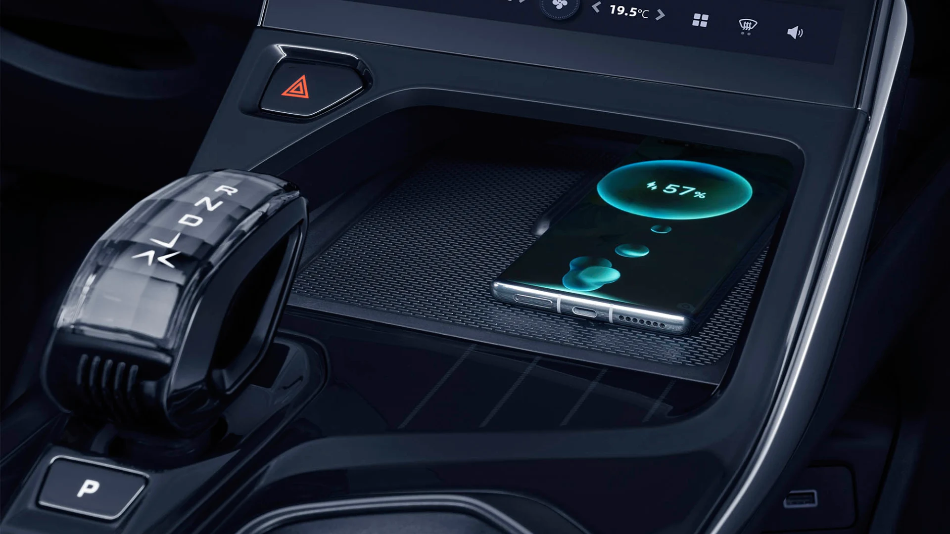 Geely Atlas: беспроводная зарядка